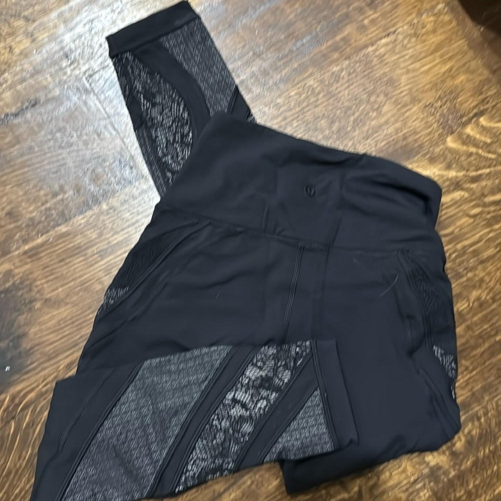 Lululemon wonder under size 4 with lace panels. EUC